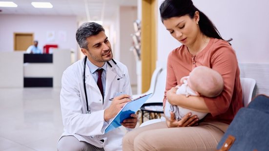 Certos sinais de alerta podem indicar a necessidade de avaliação médica imediata (Imagem: Drazen Zigic | Shutterstock)