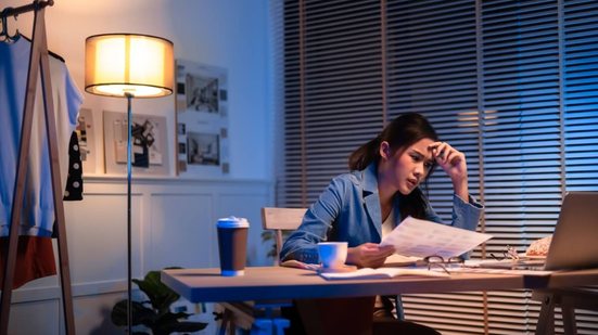Entre aceleração constante e busca por validação, a vida passou a operar sob uma lógica em que até os intervalos são capturados pela urgência de produzir, registrar e otimizar (Imagem: anon_tae | Shutterstock)