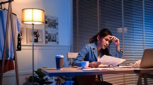 Entre aceleração constante e busca por validação, a vida passou a operar sob uma lógica em que até os intervalos são capturados pela urgência de produzir, registrar e otimizar (Imagem: anon_tae | Shutterstock)
