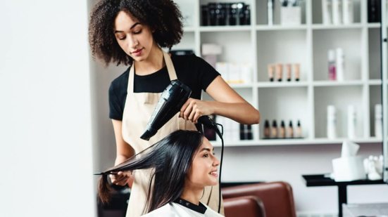 O uso de substâncias proibidas ou disfarçadas em produtos capilares pode fazer mal à saúde (Imagem: Prostock-studio | Shutterstock)