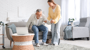 A perda de mobilidade costuma surgir de forma gradual e pode passar despercebida (Imagem: Pixel-Shot | Shutterstock)