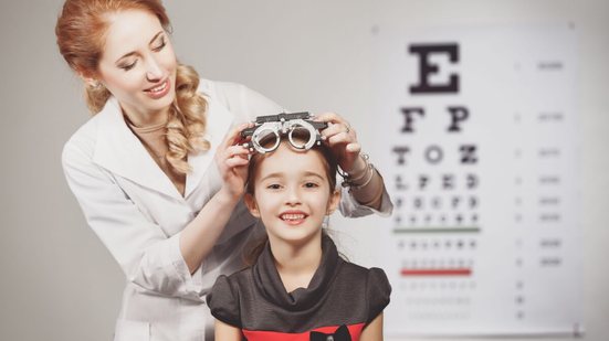 A recomendação é que toda criança passe por uma avaliação oftalmológica anual (Imagem: Wallenrock | Shutterstock)