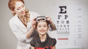 A recomendação é que toda criança passe por uma avaliação oftalmológica anual (Imagem: Wallenrock | Shutterstock)