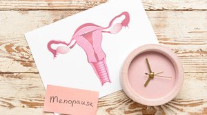A menopausa traz mudanças hormonais que podem se manifestar em sintomas diferentes para cada mulher (Imagem: Pixel-Shot | Shutterstock)