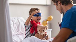 É importante estar atento aos sintomas do câncer infantil (Imagem: Rido | Shutterstock)