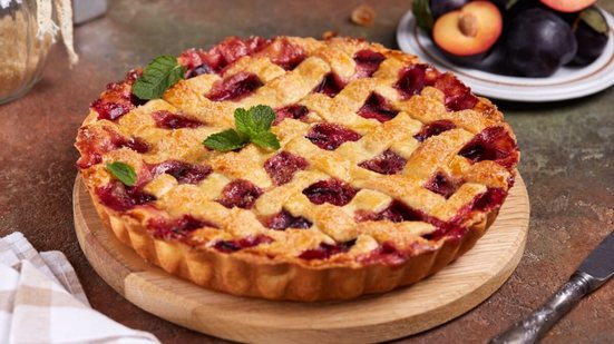 Torta de ameixa (Imagem: natkinzu | Shutterstock)