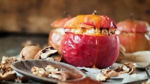 Maçã recheada com nozes (Imagem: Olga Pink | Shutterstock)