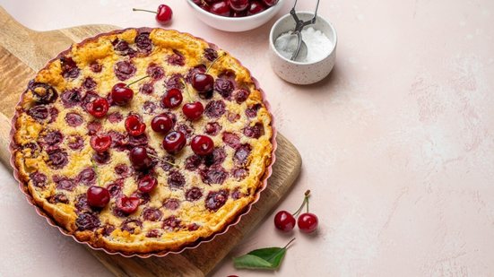 Clafoutis de cereja (Imagem: Kostina IG | Shutterstock)