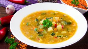 Sopa de lentilha com legumes (Imagem: Lapina Maria | Shutterstock)