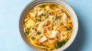 Sopa de frango rica em proteínas (Imagem: Oksana Mizina | Shutterstock)