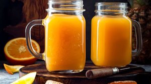 Suco de laranja, abacaxi e cúrcuma (Imagem: zarzamora | Shutterstock)