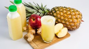 Suco de abacaxi, gengibre e maçã (Imagem: dumpstock | Shutterstock)