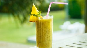 Suco detox de abacaxi e hortelã (Imagem: Boiarkina Marina | Shutterstock)