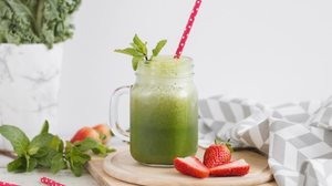 Suco detox de couve com morango e abacaxi (Imagem: Veronika Smirnaya | Shutterstock)