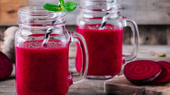 Suco de beterraba com chia (Imagem: nblx | Shutterstock)