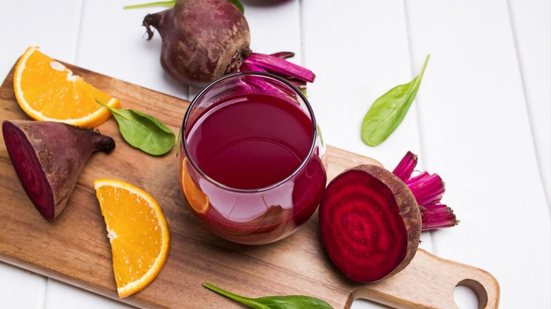 Suco de beterraba com laranja (Imagem: Chiociolla | Shutterstock)