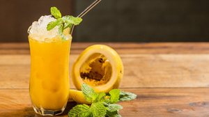 Suco para desinchar com maracujá, limão e gengibre (Imagem: Zekabala | Shutterstock)