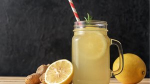 Suco de limão com gengibre (Imagem: ZOLDATOFF | Shutterstock)