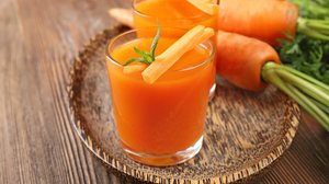 Suco de cenoura, laranja e mel (Imagem: Africa Studio |  Shutterstock)