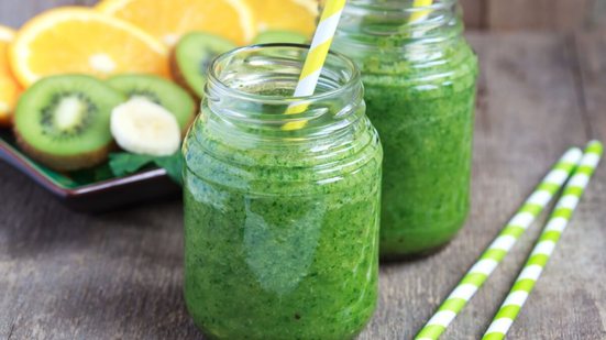 Suco de laranja com espinafre (Imagem: Fiery Phoenix | Shutterstock)