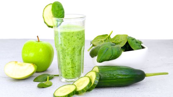 Suco verde para aumentar a energia (Imagem: SvetlanaParnikova | Shutterstock)