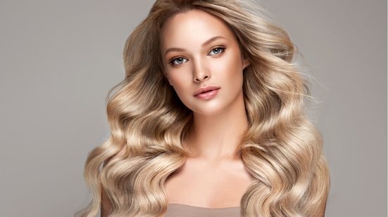 Cabelos com movimento, cortes leves e cores sofisticadas são tendências para o fim do ano (Imagem: Sofia Zhuravetc | Shutterstock)