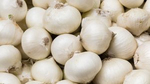 A cebola é um ingrediente versátil na cozinha (Imagem: Cornelia Pithart | Shutterstock)