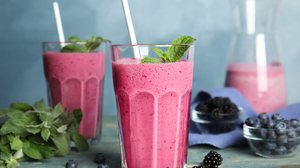 Vitamina de amora com mirtilo (Imagem: New Africa | Shutterstock)