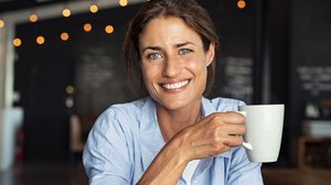 Determinados alimentos podem acelerar a descoloração dos dentes (Imagem: Ground Picture | Shutterstock)