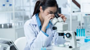 A formação do biomédico é estruturada para preparar profissionais capazes de atuar em diferentes frentes (Imagem: Fit Ztudio | Shutterstock)