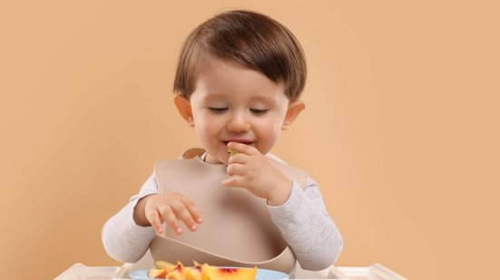 Certos cuidados podem reduzir as chances de engasgo em crianças (Imagem: New Africa | Shutterstock)