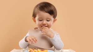 Certos cuidados podem reduzir as chances de engasgo em crianças (Imagem: New Africa | Shutterstock)