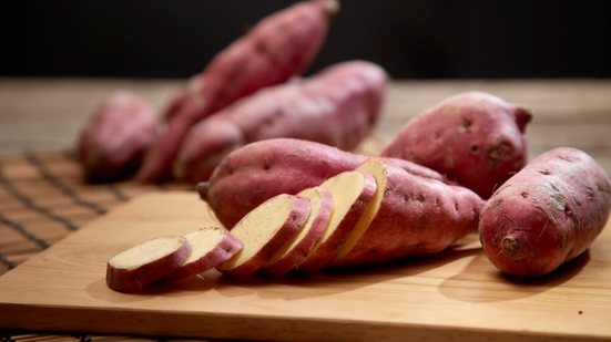 A batata-doce é rica em nutrientes que favorecem a saúde do corpo (Imagem: 1981 Rustic Studio kan | Shutterstock)
