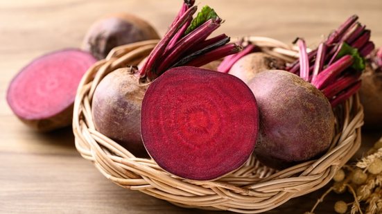 A beterraba é rica em nutrientes essenciais para o organismo e oferece diversos benefícios para a saúde (Imagem: Nungning20 | Shutterstock)