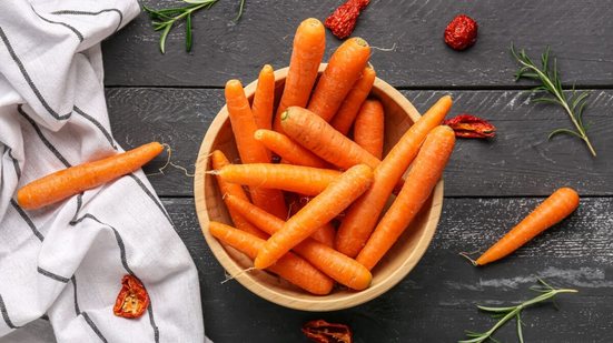 A cenoura é um superalimento versátil com diversos benefícios para a saúde (Imagem: Pixel-Shot | Shutterstock)