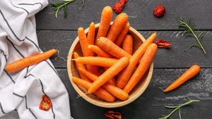 A cenoura é um superalimento versátil com diversos benefícios para a saúde (Imagem: Pixel-Shot | Shutterstock)