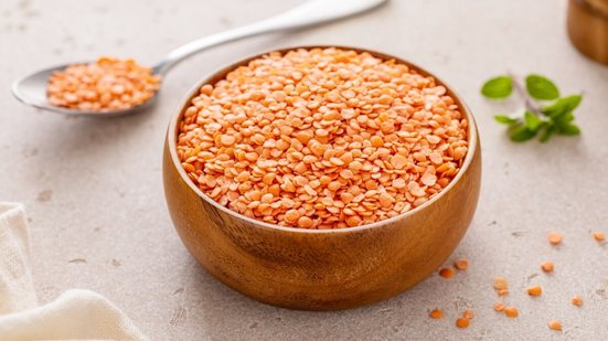 Ricas em nutrientes essenciais para o organismo, a lentilha promove a saúde geral do corpo (Imagem: Elena Veselova | Shutterstock)