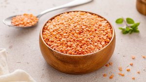 Ricas em nutrientes essenciais para o organismo, a lentilha promove a saúde geral do corpo (Imagem: Elena Veselova | Shutterstock)