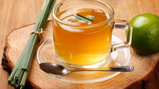 O chá de capim-limão pode melhorar a qualidade do sono (Imagem: Adao | Shutterstock)