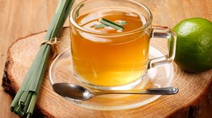 O chá de capim-limão pode melhorar a qualidade do sono (Imagem: Adao | Shutterstock)