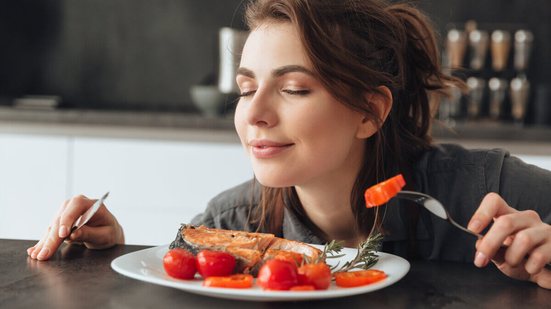 Consumir peixe diariamente melhora a saúde geral do corpo (Imagem: Dean Drobot | Shutterstock)