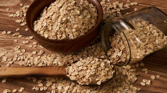 A aveia oferece uma gama de benefícios à saúde (Imagem: Gecko Studio | Shutterstock)