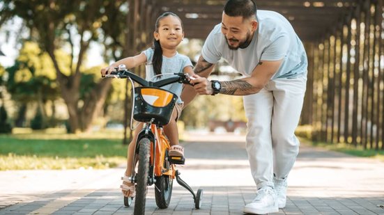 O contato com a luz natural e o movimento em espaços abertos são aliados da saúde ocular das crianças (Imagem: Dmytro Zinkevych | Shutterstock)