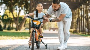 O contato com a luz natural e o movimento em espaços abertos são aliados da saúde ocular das crianças (Imagem: Dmytro Zinkevych | Shutterstock)