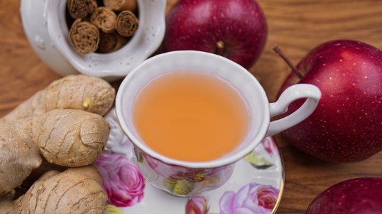 Chá de maçã, canela e gengibre (Imagem: ZenFruitGraphics | Shutterstock)