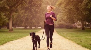 Correr com o cachorro é uma forma de manter o bem-estar e reforçar os laços (Imagem: LarsZ | Shutterstock)