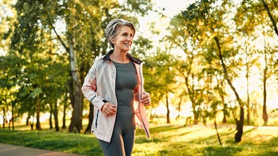 A menopausa traz diversas mudanças para a saúde da mulher e requer cuidados especiais (Imagem: Harbucks | Shutterstock)