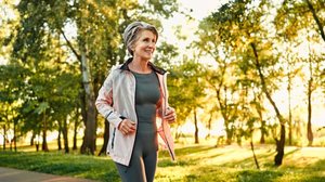 A menopausa traz diversas mudanças para a saúde da mulher e requer cuidados especiais (Imagem: Harbucks | Shutterstock)