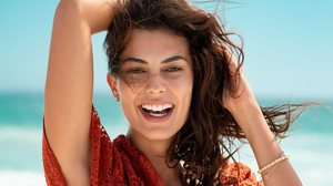 Tomar alguns cuidados especiais garante fios saudáveis durante o verão (Imagem: Ground Picture | Shutterstock)