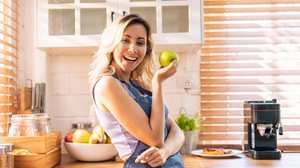 Cuidados simples ajudam a desinchar após as festas de fim de ano (Imagem: Hananeko_Studio | Shutterstock)